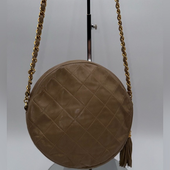 Chanel-Authentic-Vintage- Round Tassel Crossbody Bag Quited Gold matelasse chain - Picture 3 of 14